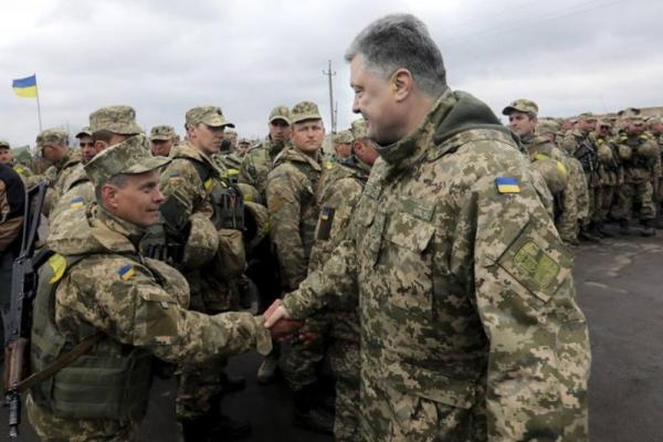 Президент Порошенко вручил награды участникам боевых действий в Донбассе Президент Порошенко вручил награды участникам боевых действий в Донбассе