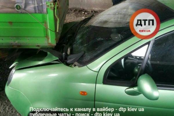 В Киеве произошло ДТП: легковой автомобиль "залетел" под Газель В Киеве произошло ДТП: легковой автомобиль "залетел" под Газель