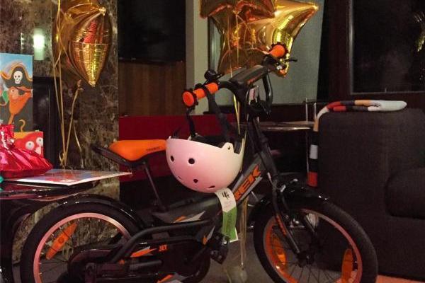 Шоумен Дмитрий Шепелев порадовал маленького сына неожиданным подарком Шоумен Дмитрий Шепелев порадовал маленького сына неожиданным подарком