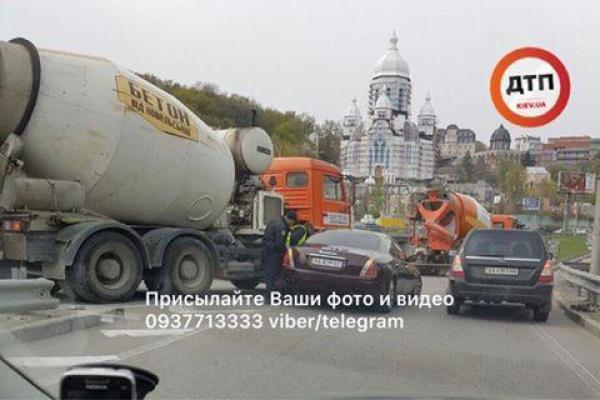 В Киеве произошло жуткое ДТП: легковой автомобиль столкнулся с бетономешалкой - фото В Киеве произошло жуткое ДТП: легковой автомобиль столкнулся с бетономешалкой - фото