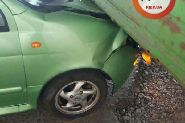 В Киеве произошло ДТП: легковой автомобиль "залетел" под Газель В Киеве произошло ДТП: легковой автомобиль "залетел" под Газель