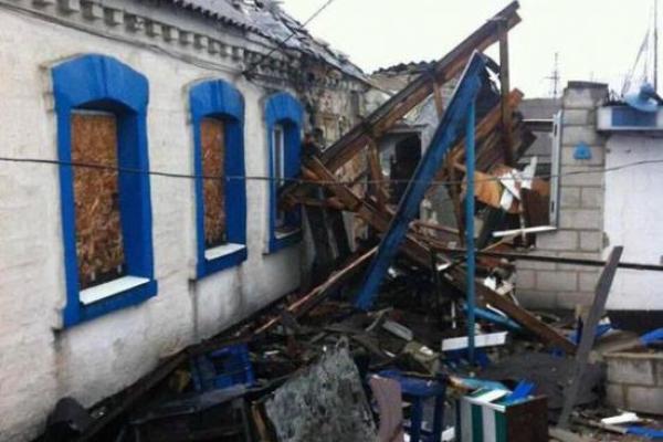 В результате ночного обстрела боевики разрушили дома мирных жителей Марьинки: шокирующие кадры В результате ночного обстрела боевики разрушили дома мирных жителей Марьинки: шокирующие кадры