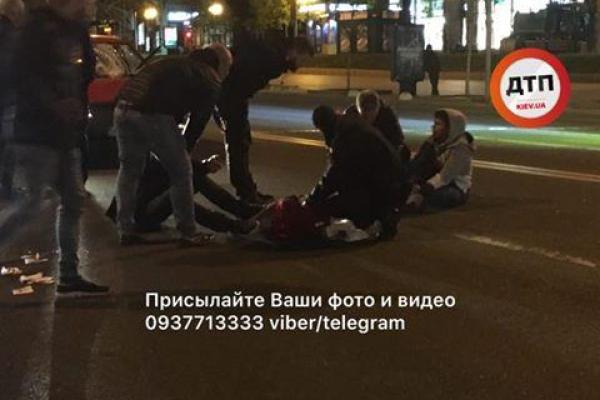 В Киеве ночью произошло ДТП: появились фото В Киеве ночью произошло ДТП: появились фото