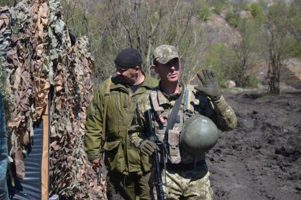 Боевики обстреляли бойцов ВСУ из запрещенного оружия в районе Новотроицкого