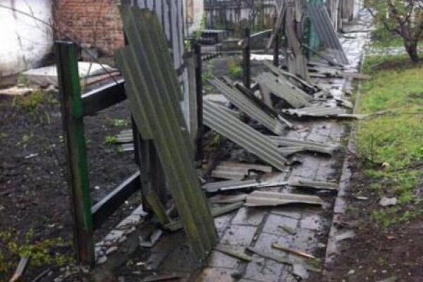 В результате ночного обстрела боевики разрушили дома мирных жителей Марьинки: шокирующие кадры В результате ночного обстрела боевики разрушили дома мирных жителей Марьинки: шокирующие кадры