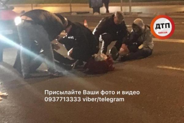В Киеве ночью произошло ДТП: появились фото В Киеве ночью произошло ДТП: появились фото