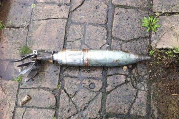 В результате ночного обстрела боевики разрушили дома мирных жителей Марьинки: шокирующие кадры В результате ночного обстрела боевики разрушили дома мирных жителей Марьинки: шокирующие кадры