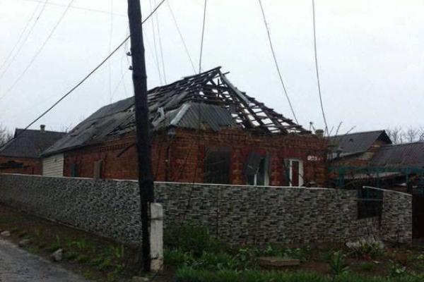 В результате ночного обстрела боевики разрушили дома мирных жителей Марьинки: шокирующие кадры В результате ночного обстрела боевики разрушили дома мирных жителей Марьинки: шокирующие кадры