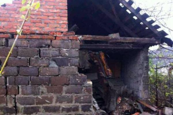 В результате ночного обстрела боевики разрушили дома мирных жителей Марьинки: шокирующие кадры В результате ночного обстрела боевики разрушили дома мирных жителей Марьинки: шокирующие кадры