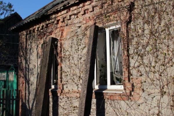 Боевики цинично обстреляли частный сектор Авдеевки: появились шокирующие кадры разрушений