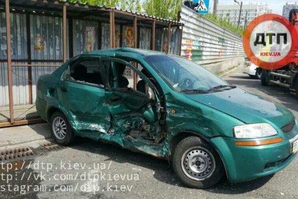 В Киеве произошло серьезное ДТП: есть пострадавшие В Киеве произошло серьезное ДТП: есть пострадавшие