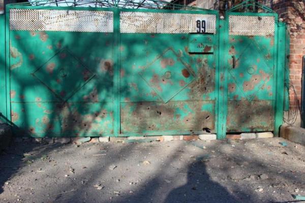 Боевики цинично обстреляли частный сектор Авдеевки: появились шокирующие кадры разрушений