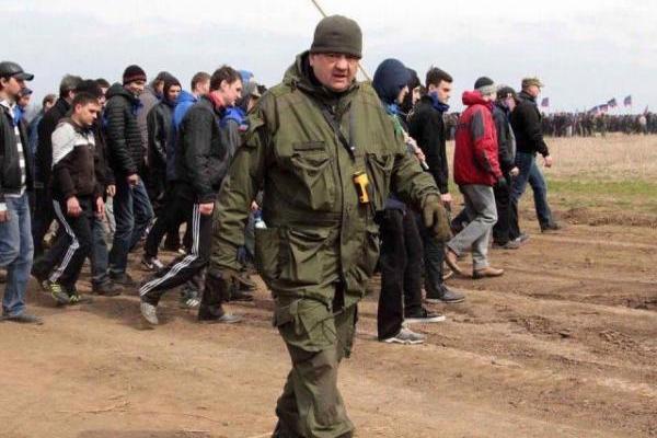В соцсетях смеются над «мэром» Горловки, которого сфотографировали на «военных сборах» В соцсетях смеются над «мэром» Горловки, которого сфотографировали на «военных сборах»