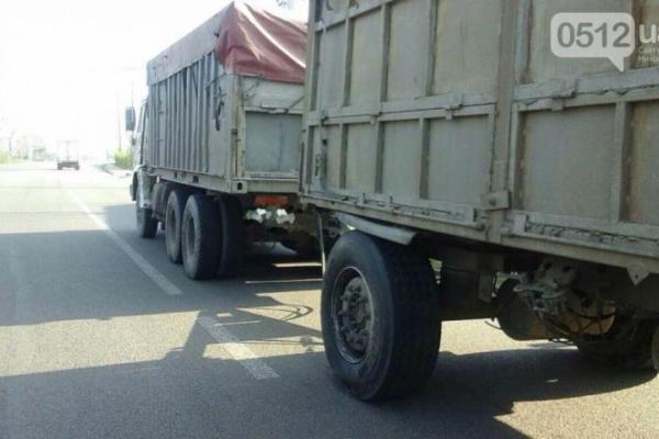 Страшное ДТП в Николаеве: "ВАЗ" вылетел на "встречку" и врезался в "Камаз" Страшное ДТП в Николаеве: "ВАЗ" вылетел на "встречку" и врезался в "Камаз"