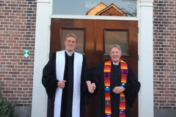 Мужчины всего мира взялись за руки, чтобы поддержать избитых геев