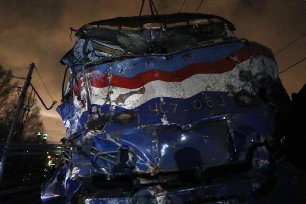 Крупная ж/д катастрофа в Москве: вагон электрички разорвало на 2 части