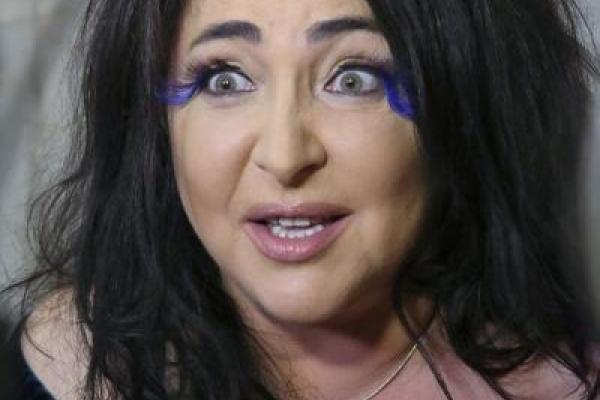 Певица Лолита шокировала публику странным макияжем: появилось фото