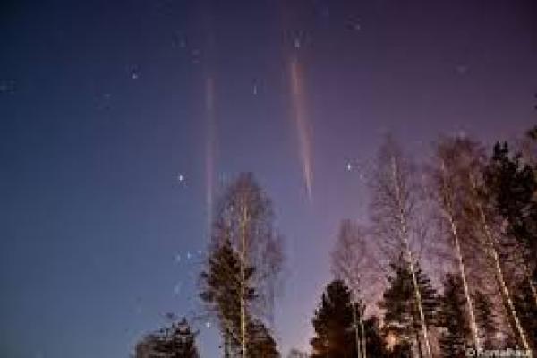 Фотографы, снимающие северное сияние, обнаружили странное атмосферное явление Фотографы, снимающие северное сияние, обнаружили странное атмосферное явление