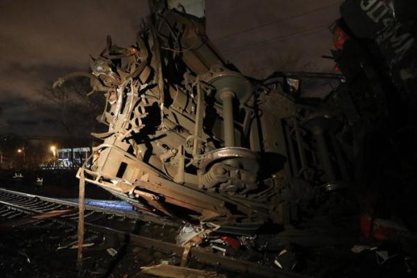 Крупная ж/д катастрофа в Москве: вагон электрички разорвало на 2 части