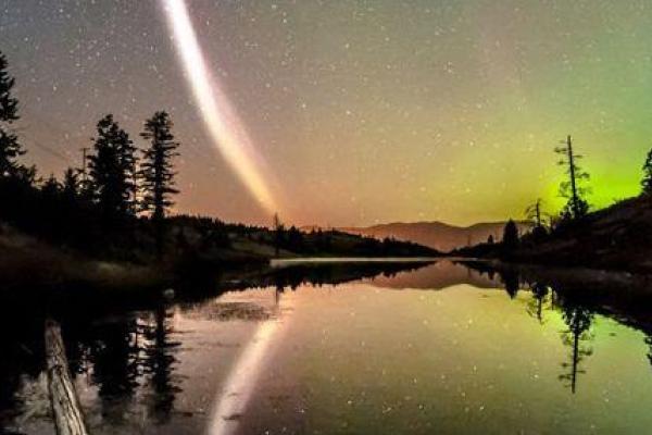 Фотографы, снимающие северное сияние, обнаружили странное атмосферное явление Фотографы, снимающие северное сияние, обнаружили странное атмосферное явление