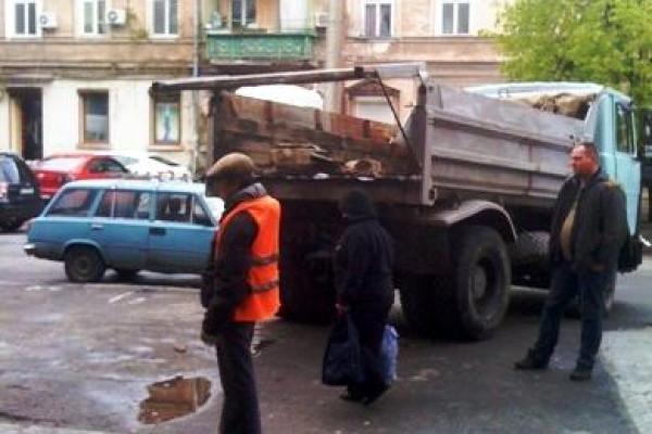 В центре Одессы произошло шокирующее ЧП: в жилом доме обрушился балкон, появились кадры В центре Одессы произошло шокирующее ЧП: в жилом доме обрушился балкон, появились кадры