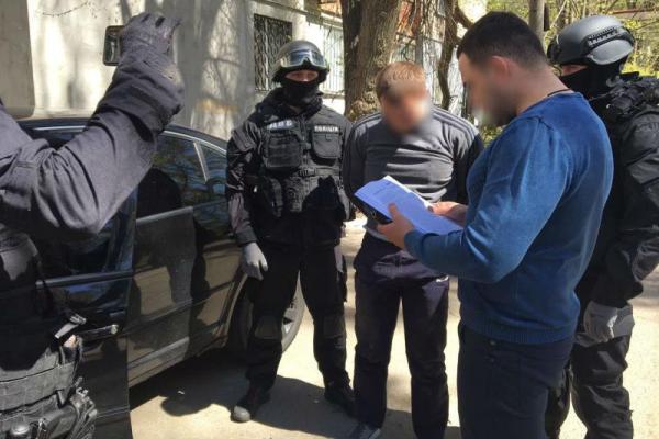 Генпрокуратура задержала мужчину, который давал взятку сотруднику Нацполиции Генпрокуратура задержала мужчину, который давал взятку сотруднику Нацполиции