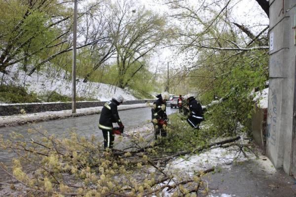 В Украине из-за непогоды остаются обесточенными 199 населенных пунктов