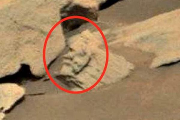Уфолог нашел на Марсе застенчивого гуманоида Уфолог нашел на Марсе застенчивого гуманоида