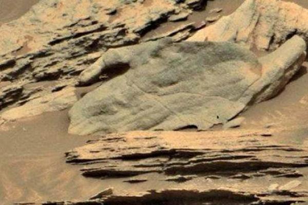 Марсоход третьего поколения заснял гигантскую руку на Марсе