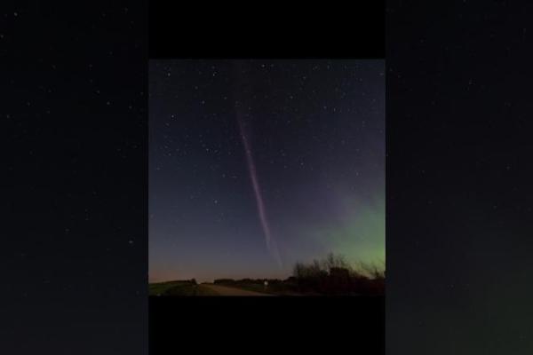 Фотографы, снимающие северное сияние, обнаружили странное атмосферное явление Фотографы, снимающие северное сияние, обнаружили странное атмосферное явление