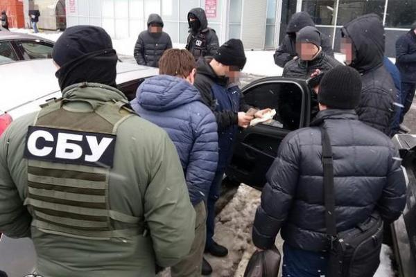 В Харькове сотрудника уголовного розыска задержали во время получения взятки В Харькове сотрудника уголовного розыска задержали во время получения взятки
