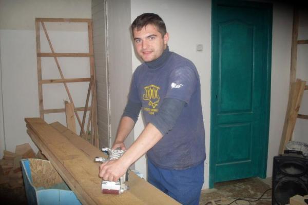 В Рубежном волонтерский десант СУВ: помогает, строит, ремонтирует, поет песни В Рубежном волонтерский десант СУВ: помогает, строит, ремонтирует, поет песни