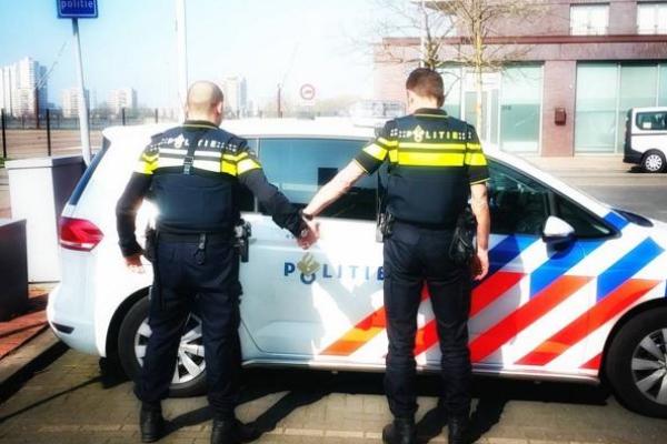 Мужчины всего мира взялись за руки, чтобы поддержать избитых геев