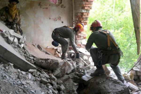 В Авдеевке спасатели разбирают завалы в пострадавшей от обстрела многоэтажке В Авдеевке спасатели разбирают завалы в пострадавшей от обстрела многоэтажке