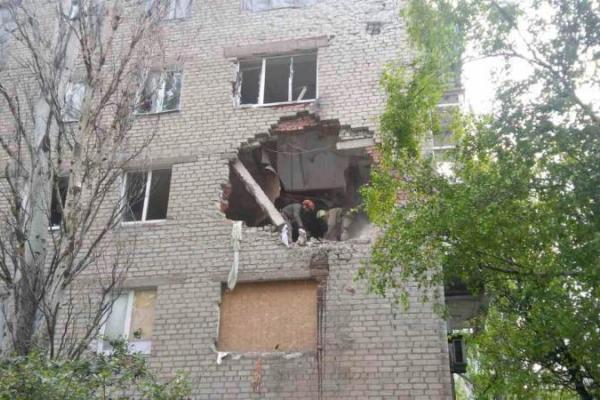 В Авдеевке спасатели разбирают завалы в пострадавшей от обстрела многоэтажке В Авдеевке спасатели разбирают завалы в пострадавшей от обстрела многоэтажке