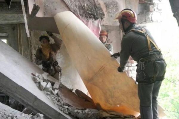 В Авдеевке спасатели разбирают завалы в пострадавшей от обстрела многоэтажке В Авдеевке спасатели разбирают завалы в пострадавшей от обстрела многоэтажке