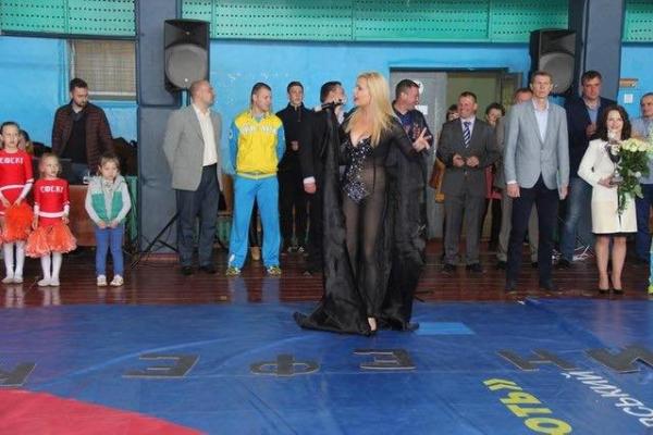 Соцсети продолжают обсуждать украинскую певицу, которая пришла на детский праздник без трусов Соцсети продолжают обсуждать украинскую певицу, которая пришла на детский праздник без трусов
