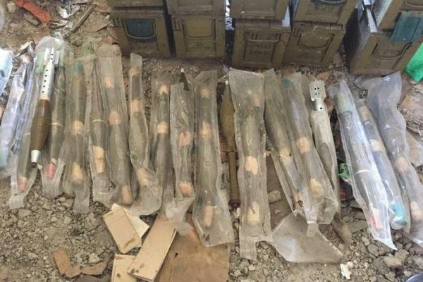 В зоне АТО нашли тайники с выстрелами к гранатометам и гранатами производства РФ