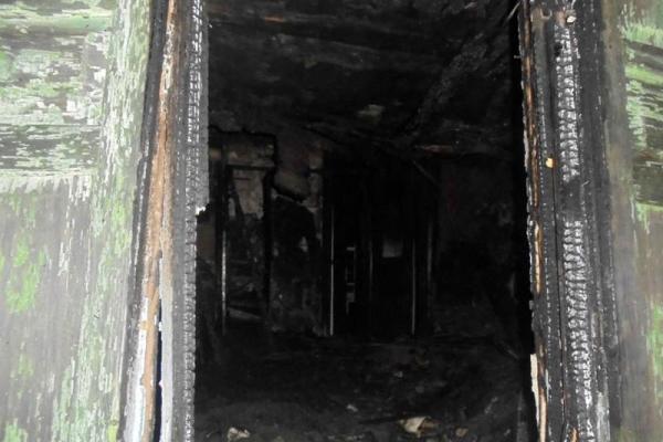 В Станице Луганской в результате обстрела боевиков горел дом В Станице Луганской в результате обстрела боевиков горел дом