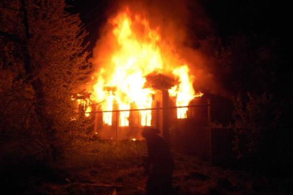 В Станице Луганской в результате обстрела боевиков горел дом В Станице Луганской в результате обстрела боевиков горел дом