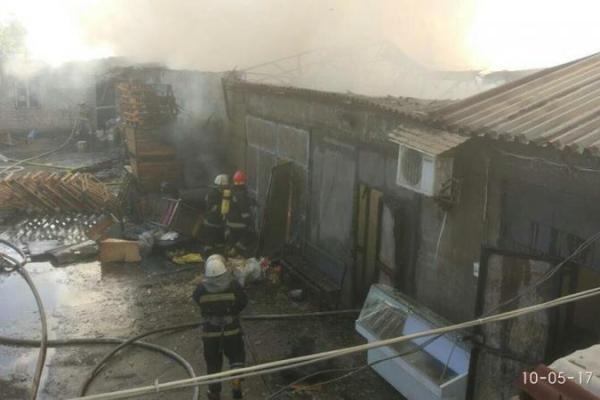 Пожар в Киеве: в складском помещении сгорели продукты питания Пожар в Киеве: в складском помещении сгорели продукты питания