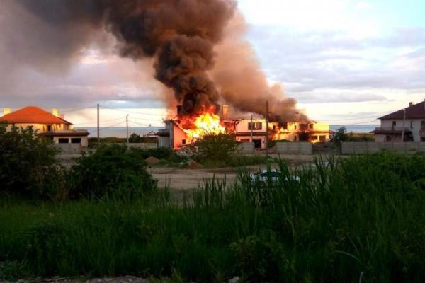 Боевики обстреляли жилой сектор Широкино и Бердянского: появились фото пожаров Боевики обстреляли жилой сектор Широкино и Бердянского: появились фото пожаров