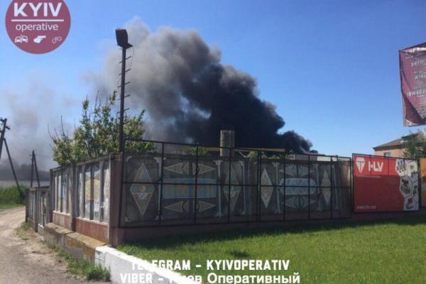 На Киевщине вспыхнул масштабный пожар: горит фабрика На Киевщине вспыхнул масштабный пожар: горит фабрика