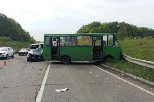 В масштабном ДТП на Харьковщине пострадали 11 человек В масштабном ДТП на Харьковщине пострадали 11 человек