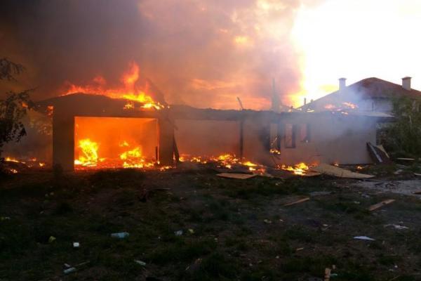 Боевики обстреляли жилой сектор Широкино и Бердянского: появились фото пожаров Боевики обстреляли жилой сектор Широкино и Бердянского: появились фото пожаров