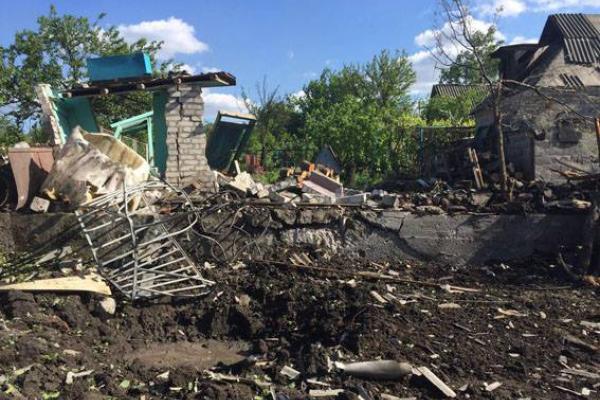 Боевики цинично обстреляли Авдеевку: мирный житель получил ранение в голову
