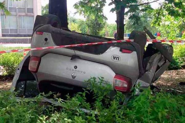 На Харьковщине авто врезалось в столб, 2 человека погибли мгновенно На Харьковщине авто врезалось в столб, 2 человека погибли мгновенно
