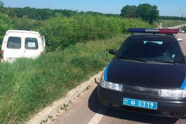 По Харьковом микроавтобус со школьниками угодил в кювет По Харьковом микроавтобус со школьниками угодил в кювет