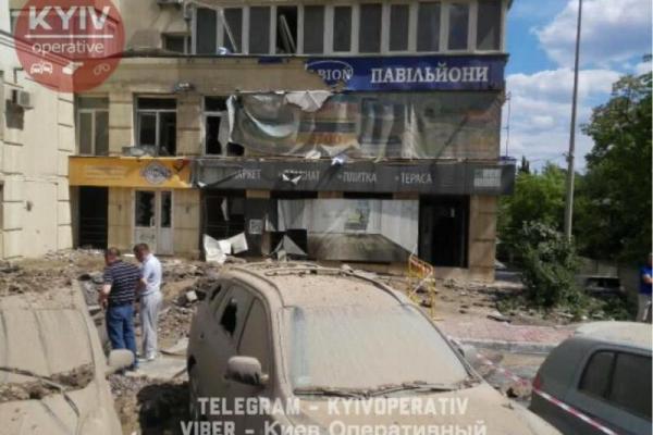 Масштабное ЧП в Киеве: из-за порыва трубы в здании выбило окна и затопило несколько этажей Масштабное ЧП в Киеве: из-за порыва трубы в здании выбило окна и затопило несколько этажей