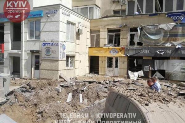 Масштабное ЧП в Киеве: из-за порыва трубы в здании выбило окна и затопило несколько этажей Масштабное ЧП в Киеве: из-за порыва трубы в здании выбило окна и затопило несколько этажей